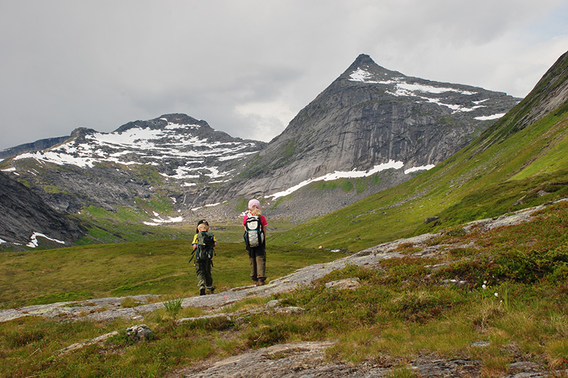 Inger-Maria-Sjoberg-Kalvemerking-Midtiskardet To små på fjelltur